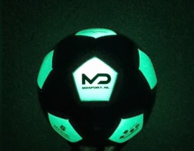 glow in the dark voetbal