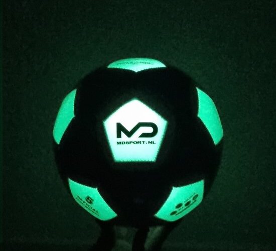 glow in the dark voetbal