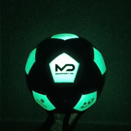 glow in the dark voetbal